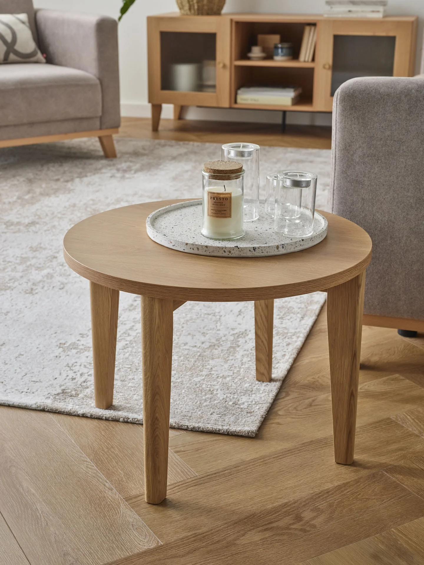 Drewniany okrągły stolik w minimalistycznym salonie